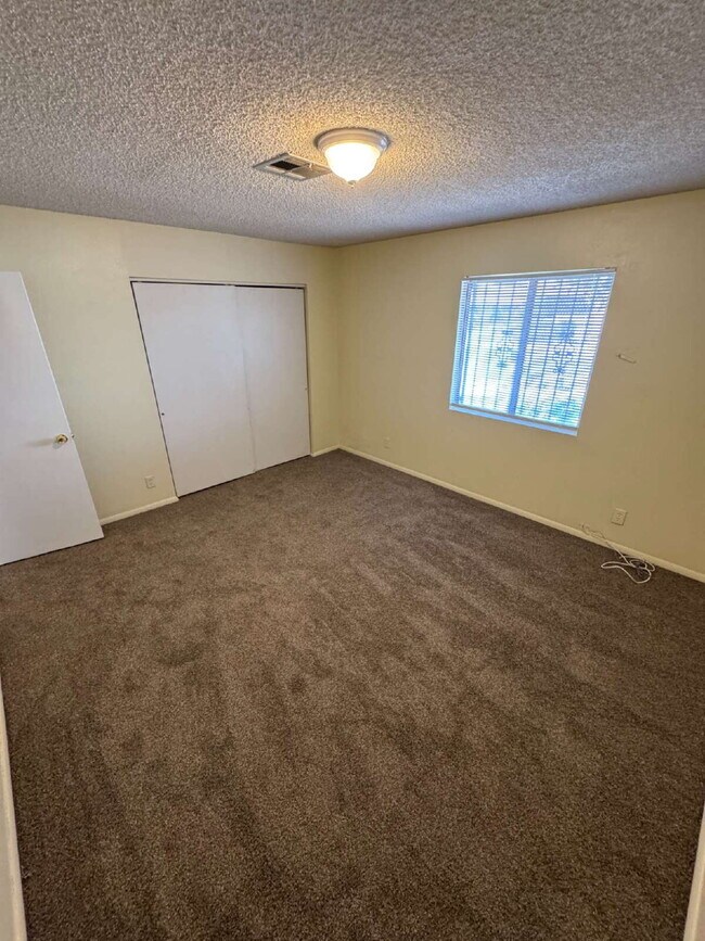 Building Photo - 2 bedroom 2 bath Single Story located in H...