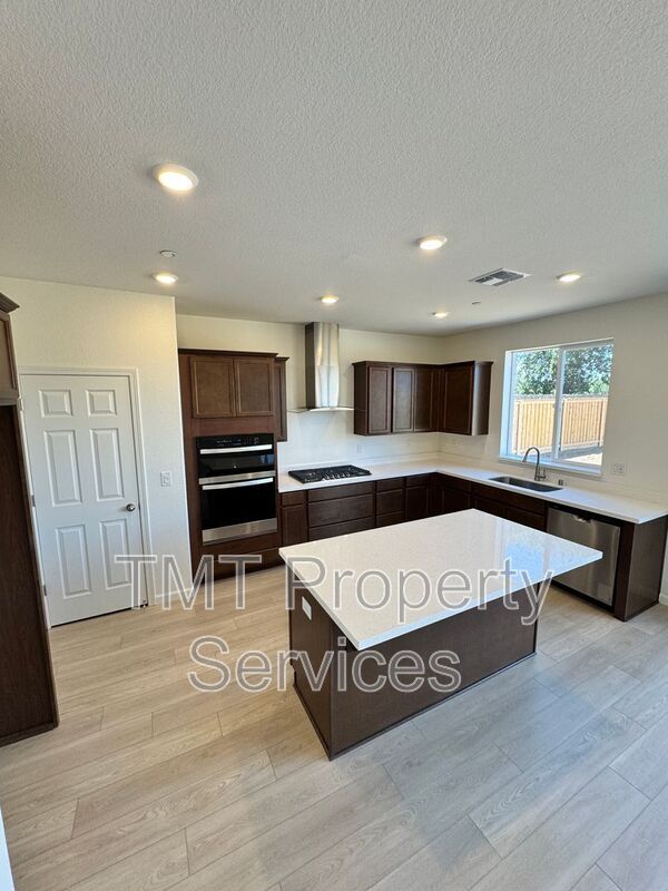 Building Photo - 1372 Redford Wy