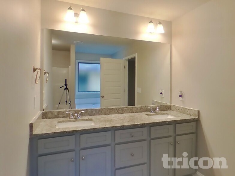 Building Photo - 805 Crescent Way