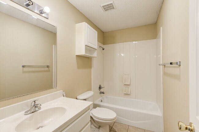 Building Photo - Conveniently located 2/2/2 with basement!!