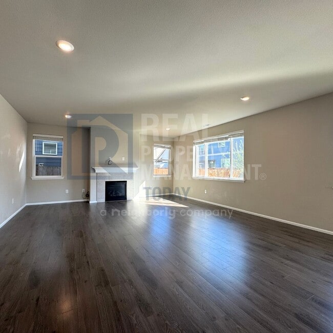 Building Photo - Beautiful Modern 3 Bedroom In Puyallup!!