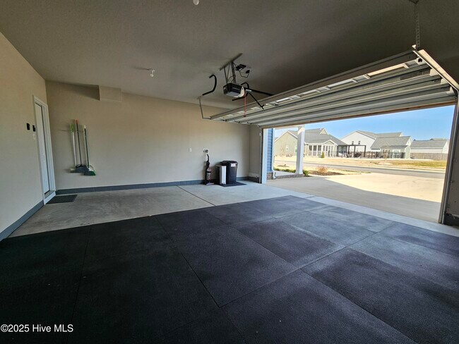 Building Photo - 204 Waterleigh Wy