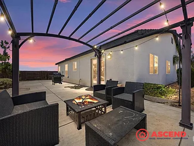 Building Photo - Stunning 4 Bedroom in Southwest Bakersfield!