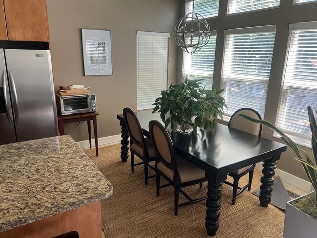 Building Photo - Spacious and Modern 5 Bed, 4 Bath Home