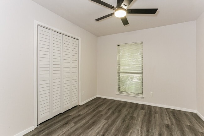 Building Photo - 507 Button Dr