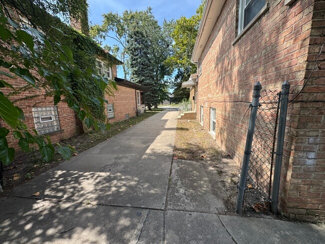 Building Photo - 15125 East End Ave