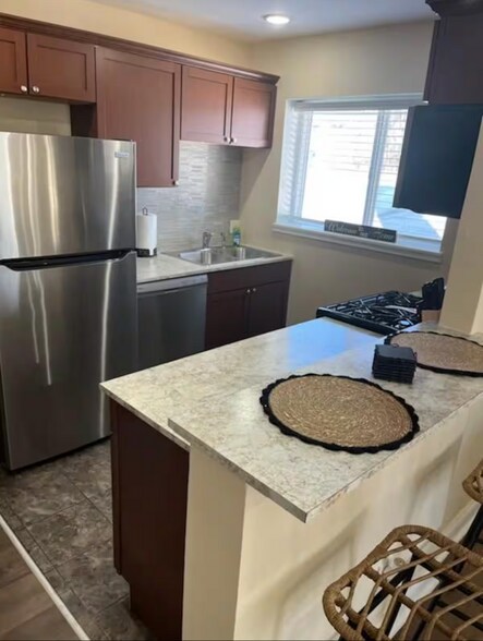 Kitchen - 2137 Highland Ave