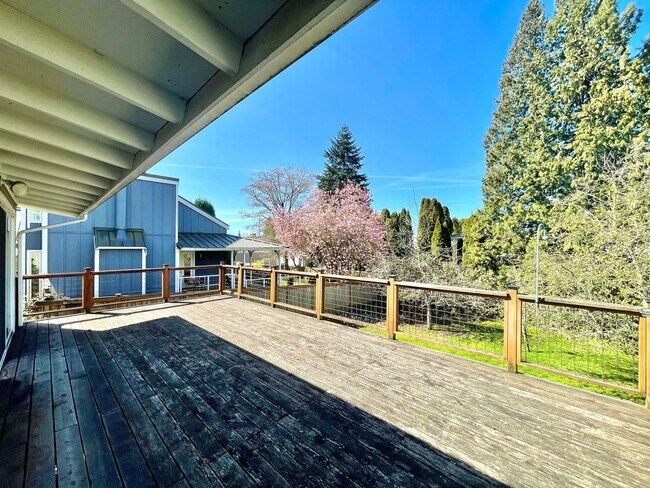 Building Photo - Mid-Century Gem in Kirkland’s Everest Park