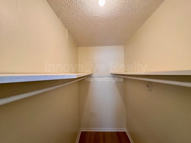 Building Photo - 1005 Bradford Dr