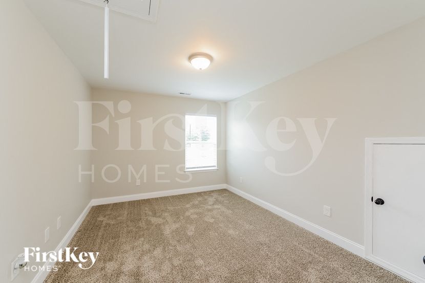 Building Photo - 265 High Knoll Dr