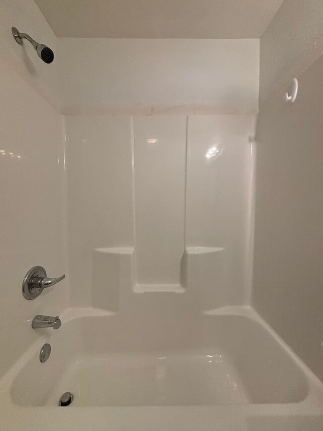 Building Photo - 3 bedroom 2 full bathroom home