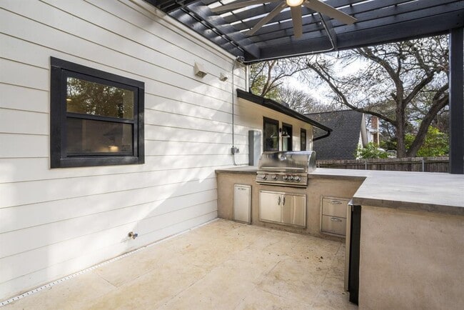 Building Photo - 2001 Wychwood Dr