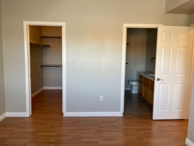 Building Photo - 2 bedroom upgraded condo in Silverado Ranch