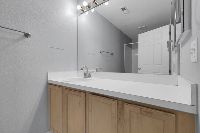 Building Photo - $1,650.00, Spacious 2-bedroom, 1 bath Cond...