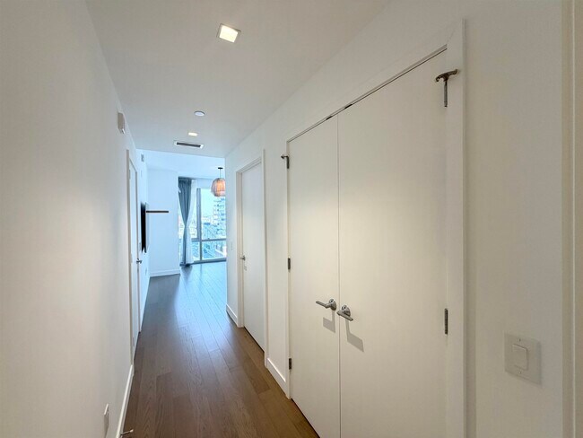 Building Photo - 75 Park Ln S