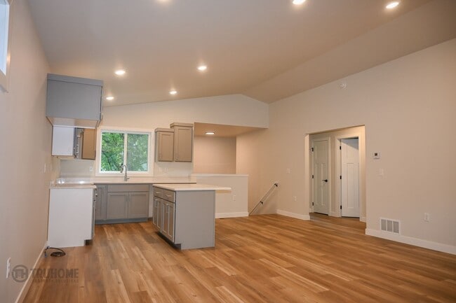 Building Photo - *RENT SPECIAL* Spacious 4 Bed, 2 Bath Sing...