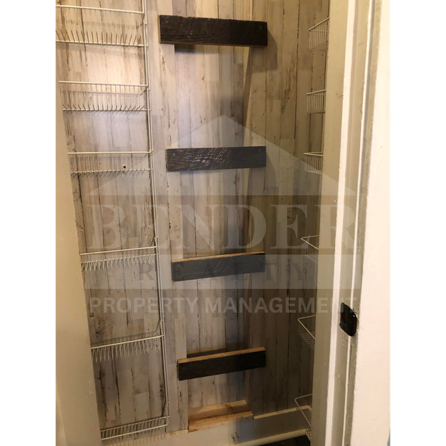 Building Photo - QUAINT, COZY SPACE