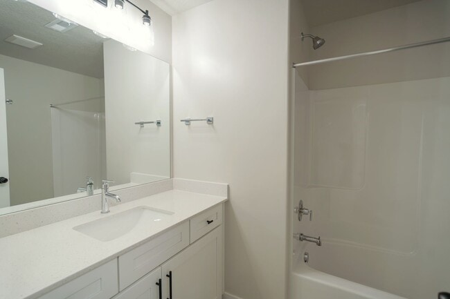 Building Photo - Pet Friendly Townhome in Willow Point – 3 ...