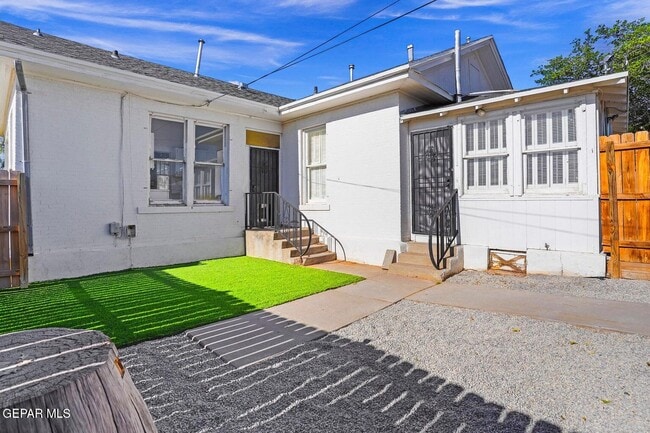 Building Photo - 3225 Fort Blvd