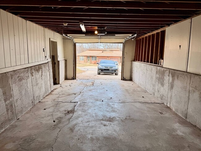 Building Photo - 1325 W 24TH St S