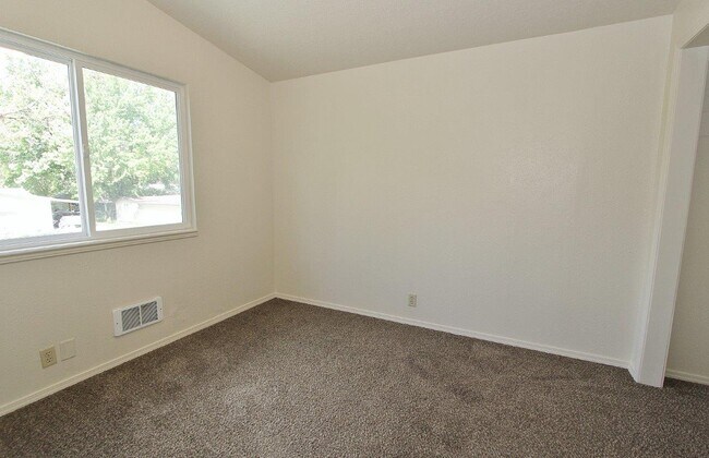 Building Photo - 816 S Wardwell Ave