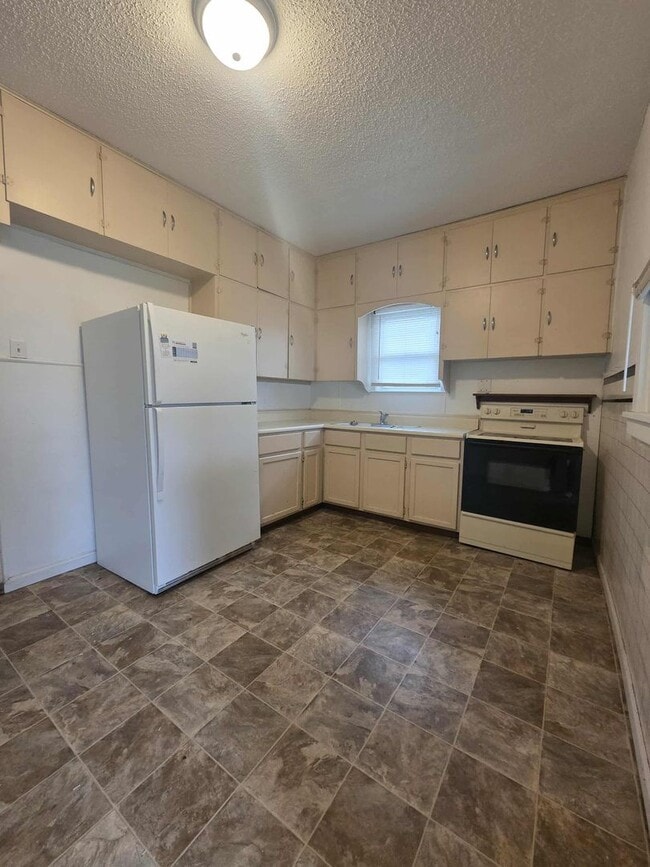 Building Photo - Spacious Home with large back yard!