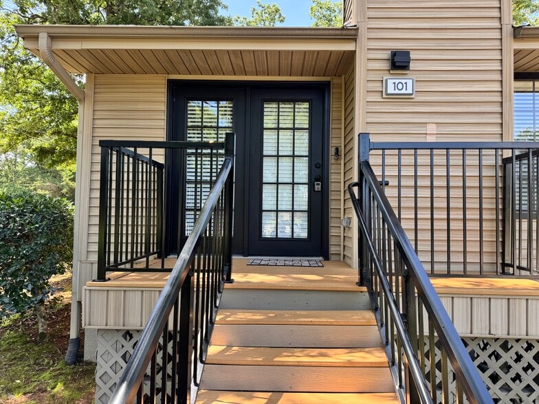 Building Photo - Waters Edge at Lake Palestine