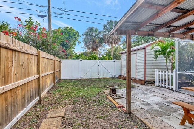Building Photo - 3 BEDROOM 2 BATHROOM POOL HOME LOCATED IN ST. PETERSBURG