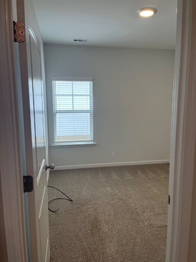 Building Photo - 306 Crimper Ln