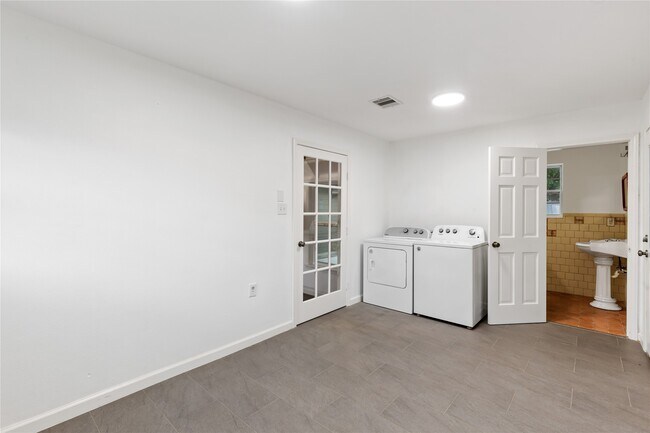 Building Photo - 1422 Hewitt Dr