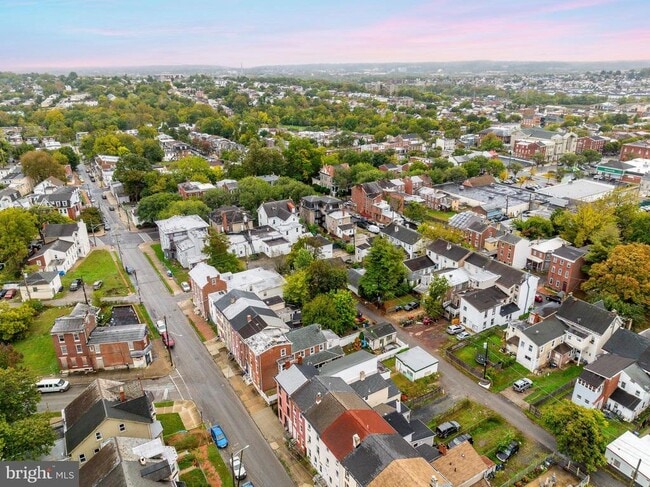 Building Photo - 32 E Elm St