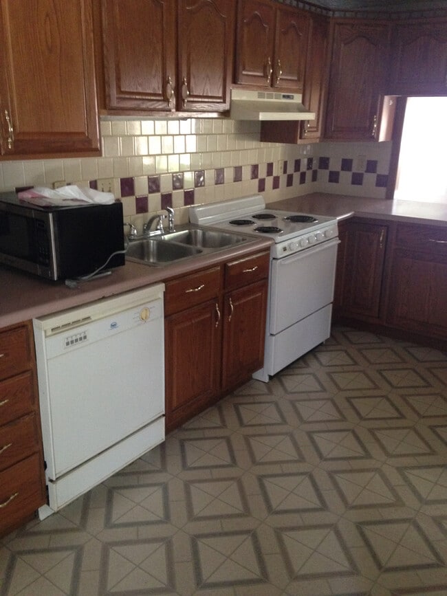 Building Photo - Large 4 Bed, 2 Bath Home