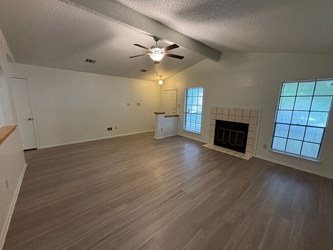 Building Photo - 3/2 in the Heart of North Austin!