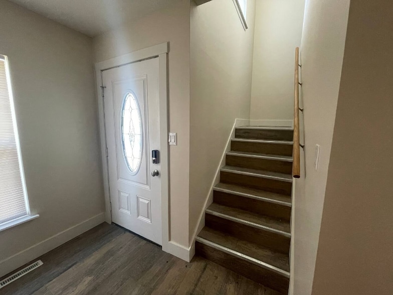 Building Photo - 1104 S State St