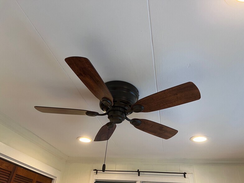 Building Photo - 324B Kalama St