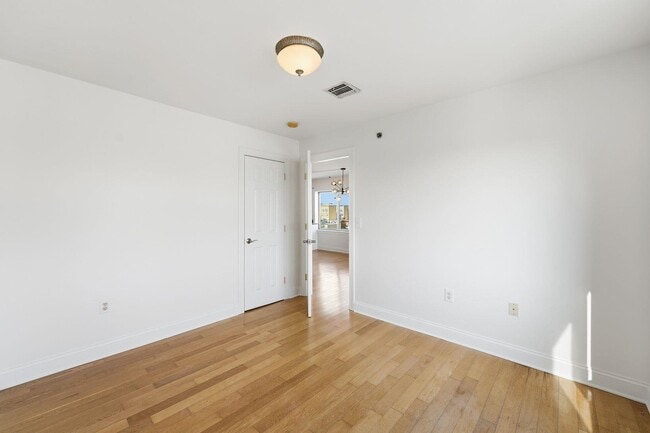 Building Photo - 5509 Madison St