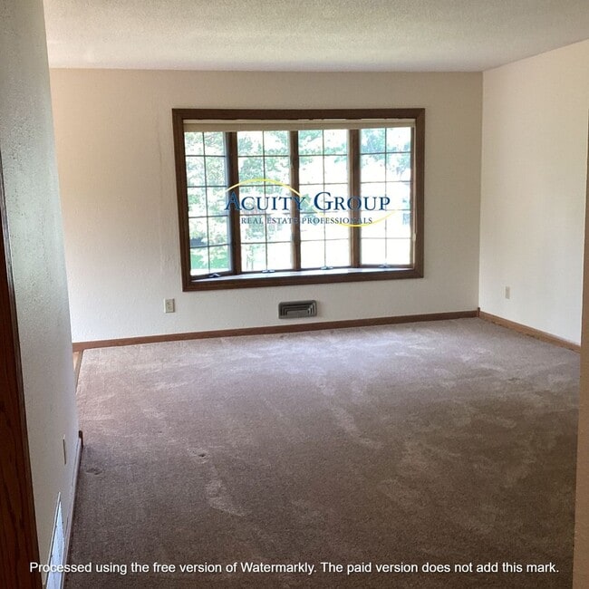 Building Photo - 3BR, 2BA Split Level Home
