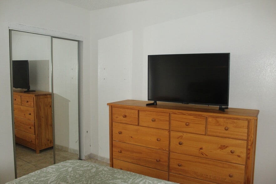 Building Photo - 4156 Inverrary Dr