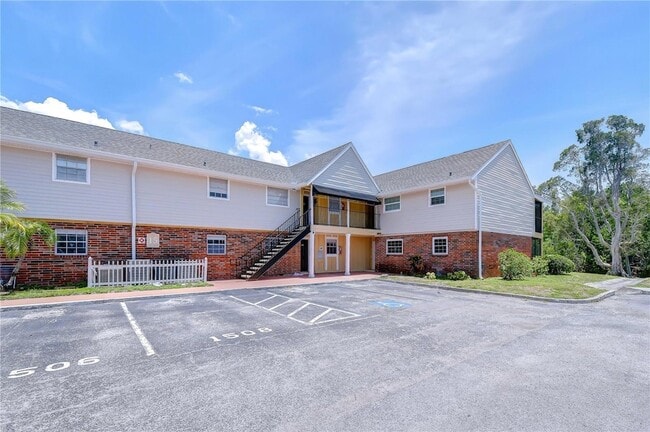 Building Photo - 200 Country Club Dr