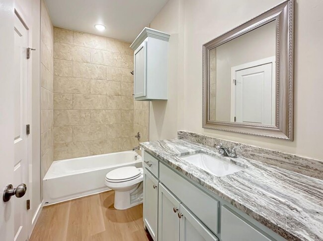 Building Photo - 2104 Willow Pl