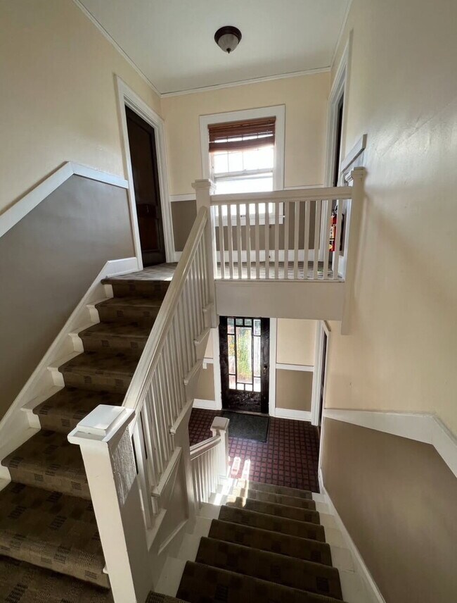 Building Photo - 1 Bedroom, 1 Bathroom Historical Apartment...