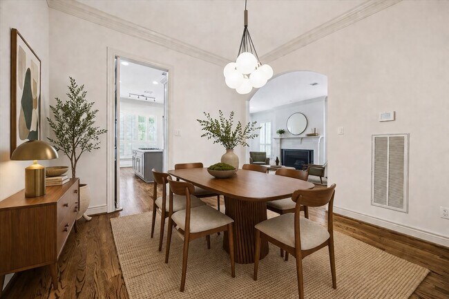 Building Photo - 1811 Devonshire Crescent