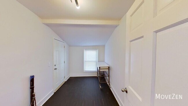 Building Photo - 1710 Oakwood Ave