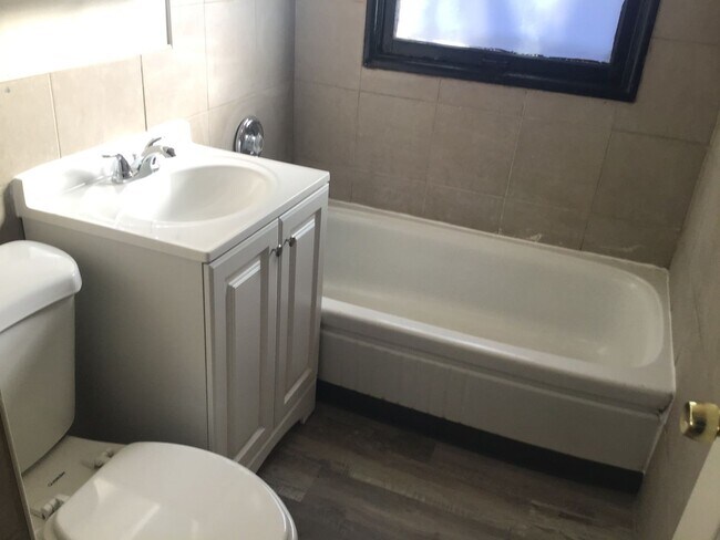 Building Photo - 2 bedroom single family home with detached...