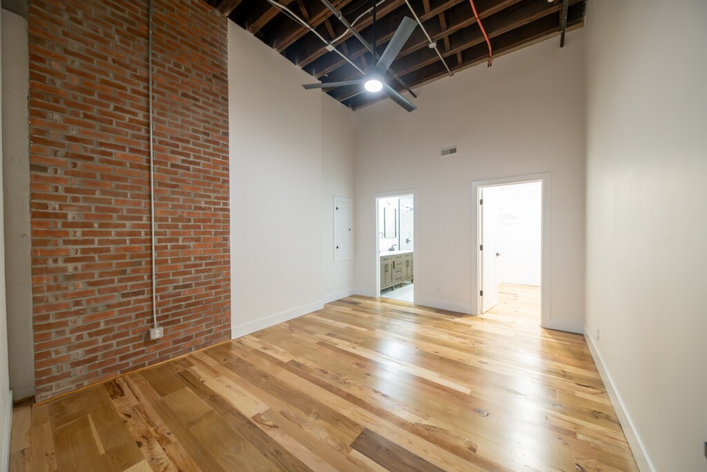 Building Photo - 635 W Lakeside Ave