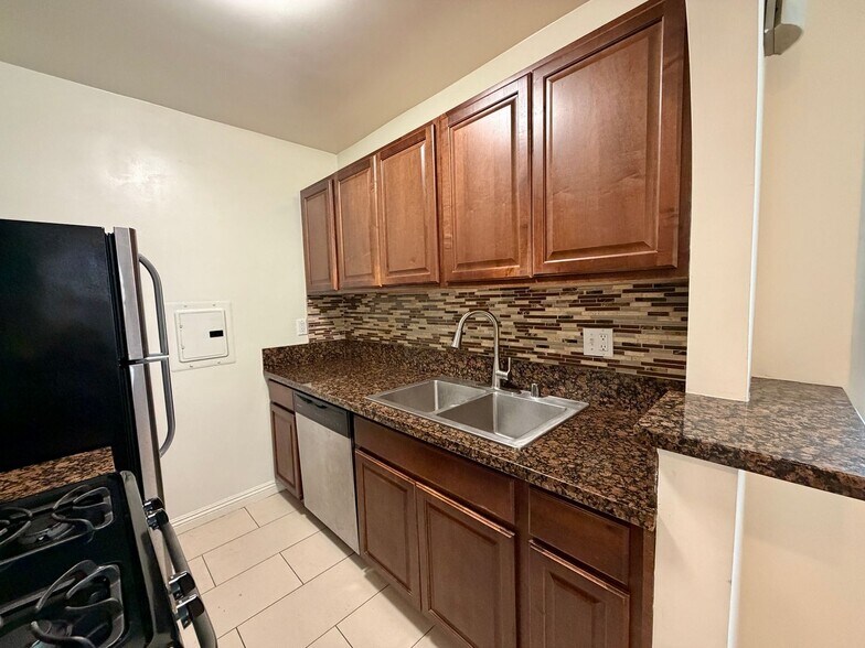 Building Photo - 12618 Pacific Ave