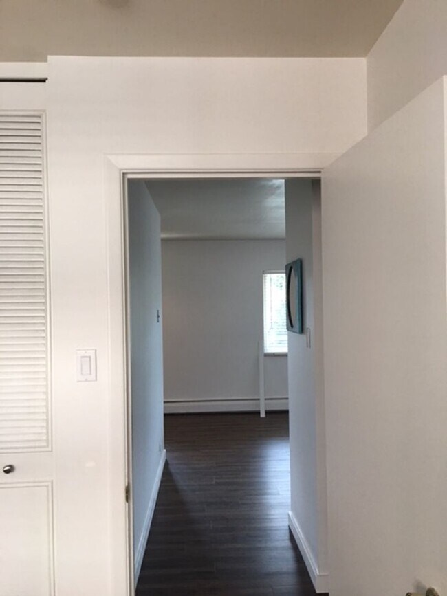 Building Photo - AMAZING LOCATION NEAR CAMPUS 2 Bed 1 Bath Condo-AVAILABLE NOW!