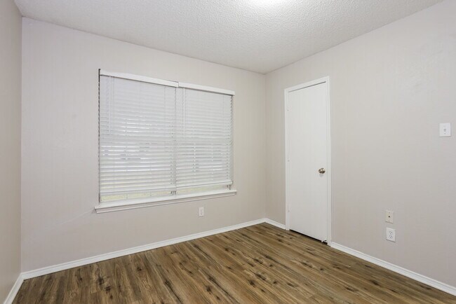 Building Photo - 704 Stonebrooke Dr