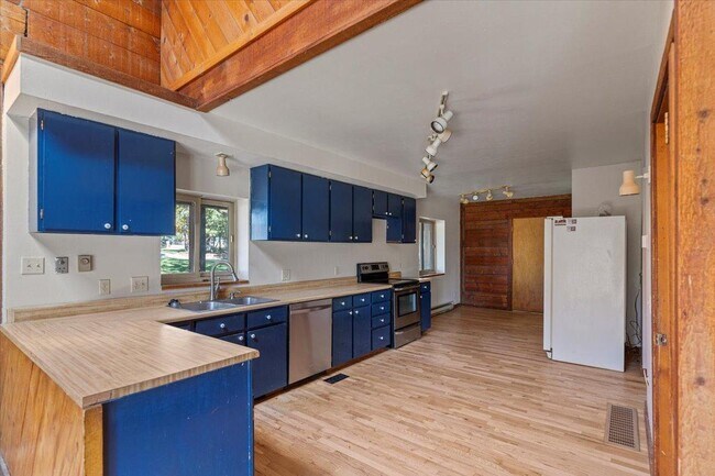 Building Photo - 6200 Pine Hollow Dr