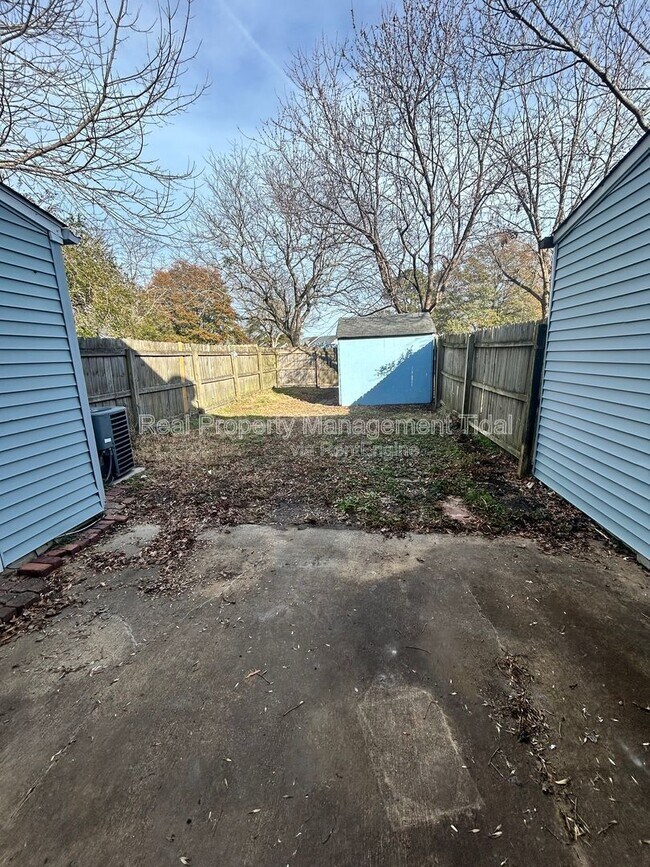 Building Photo - 3204 Wimbledon Way